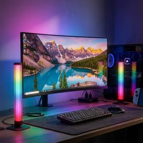 To RGBIC gamer-bordlamper på 33 cm med 360 graders lyseffekt på et skrivebord